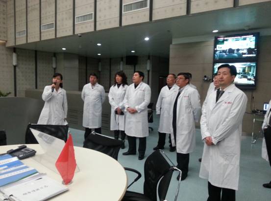 图111:2013年2月在刘坚总经理的陪同下,bet63365李中耀书记和其他校领导在中国移动集团新疆有限公司参观bet63365为新疆移动开发的项目成果