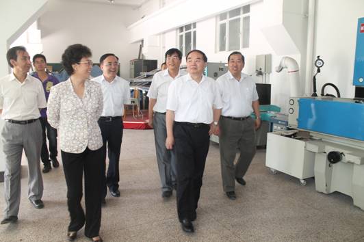 图101:周济院士参观数字化设计与制造工程技术研究中心