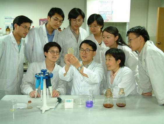 2005年9月动物学科带头人张富春教授与师生在一起讨论研究问题