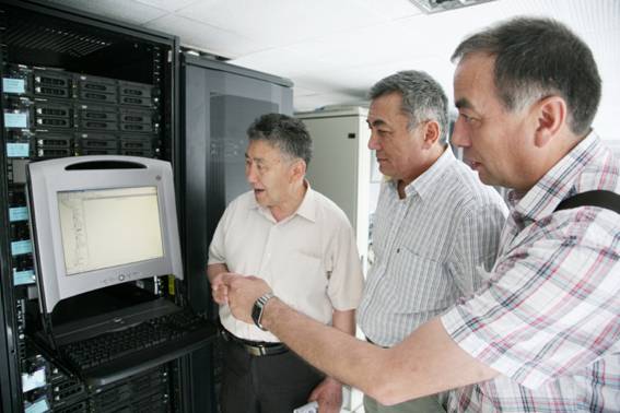 图120:学科骨干认真讨论调试多语种云平台